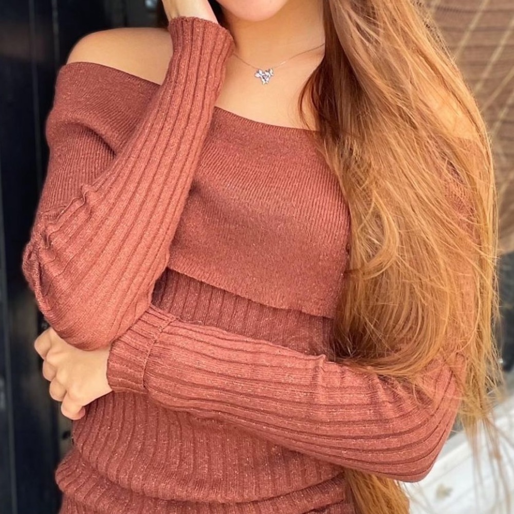 Fall off shoulder long sleeve top 🤎